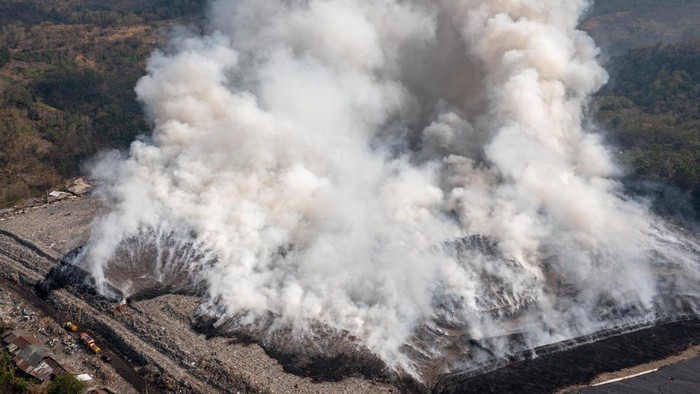 Zona Aktif TPA Jatibarang Kembali Terbakar, Begini Kondisinya Foto udara kepulan asap dari tumpukan sampah yang terbakar di tempat pembuangan akhir (TPA) Jatibarang Semarang, Jawa Tengah, Jumat (6/10/2023). Belum diketahui penyebab terbakarnya tumpukan sampah yang kembali melanda kawasan zona aktif 2 dan 3 TPA Jatibarang pada Jumat (6/10) sekitar pukul 11:30 WIB, sementara hingga pukul 18:15 WIB belasan unit mobil pemadam kebakaran dibantu dua mobil meriam air kepolisian masih terus melakukan proses pemadaman dan pendinginan di sejumlah titik api. ANTARA FOTO/ANTARA FOTO/Aji Styawan/tom.