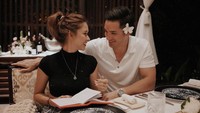 Tinggal di Bali selama belasan tahun, Andrew selalu punya agenda untuk mengajak Nana makan malem di hotel dan restoran romantis di sana. Foto: Instagram