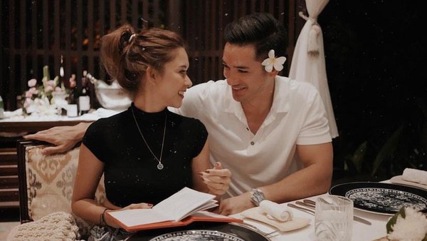 17 Tahun Menikah, Nana Mirdad dan Andrew White Masih Sering Makan Romantis