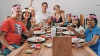 Rayakan hari Natal bersama, Andrew dan Nana siapkan masakan hingga hidangan untuk merayakannya bersama keluarga. Foto: Instagram