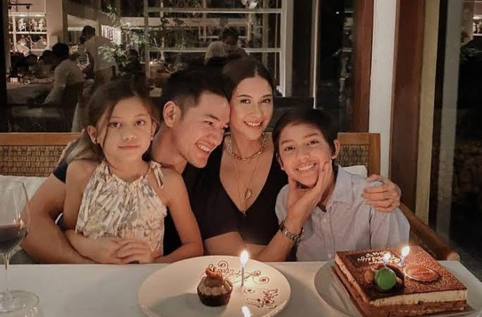 17 Tahun Menikah, Nana Mirdad dan Andrew White Masih Sering Makan Romantis 17 Tahun Menikah, Nana Mirdad dan Andrew White Masih Sering Makan Romantis