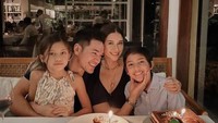 Terakhir keseruan Nana dan Andrew saat merayakan ulang tahun bersama anak-anaknya di sebuah restoran.  Foto: Instagram
