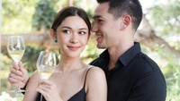 Pasangan selebriti Nana Mirdad dan Andrew White rajin membagikan kemesraan di Instagram. Mereka disebut oleh netizen sebagai ‘Vampire Couple’ karena tampak awet muda. Foto: Instagram