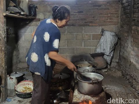 Sebenarnya untuk membuat agar-agar rumput laut yang lembut dan legit bukan hal sulit. Bahkan jeli bikinan Misirah tak kalah dengan produk pabrikan.