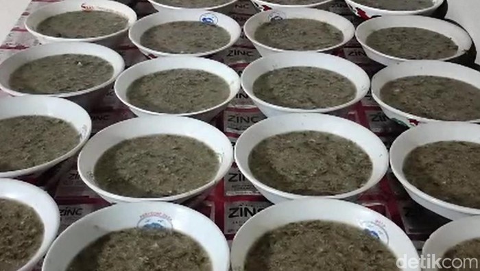 Sebenarnya untuk membuat agar-agar rumput laut yang lembut dan legit bukan hal sulit. Bahkan jeli bikinan Misirah tak kalah dengan produk pabrikan.
