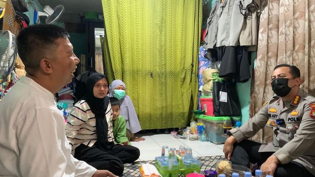 Aipda Rully, polisi viral di Jagakarsa mendapat penghargaan dari Kapolres Metro Jakarta Selatan Kombes Ade Ary Syam Indradi