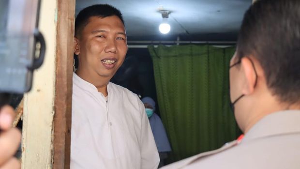 Aipda Rully, polisi viral di Jagakarsa mendapat penghargaan dari Kapolres Metro Jakarta Selatan Kombes Ade Ary Syam Indradi