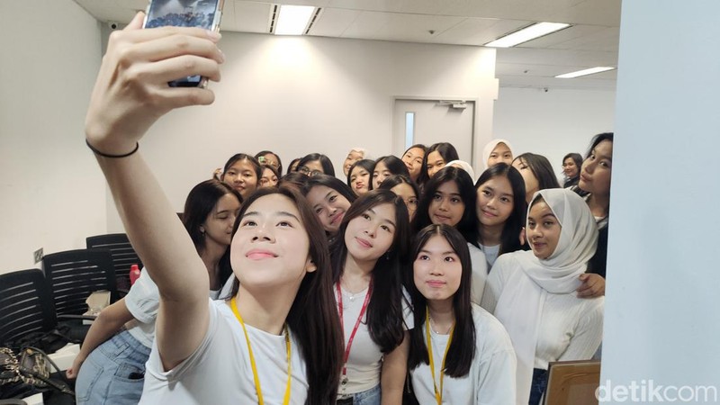 Hari ini Markas RRQ di Mid Plaza 2, Jakarta Pusat, kedatangan lebih dari 100 siswi cantik. Kira-kira apa yang mereka lakukan ya, detikers?