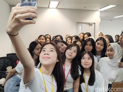 Aksi 100 Siswi Cantik di Markas RRQ