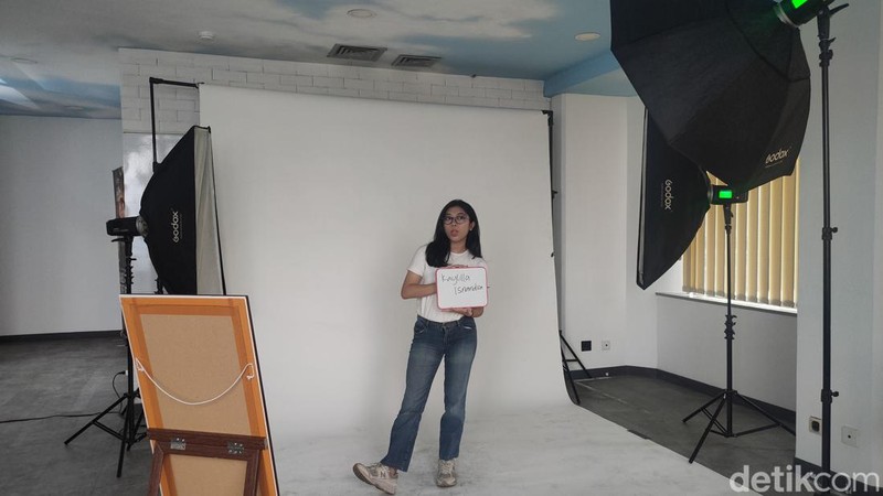 Hari ini Markas RRQ di Mid Plaza 2, Jakarta Pusat, kedatangan lebih dari 100 siswi cantik. Kira-kira apa yang mereka lakukan ya, detikers?