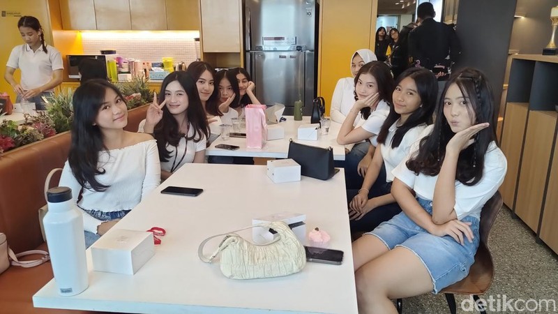 Hari ini Markas RRQ di Mid Plaza 2, Jakarta Pusat, kedatangan lebih dari 100 siswi cantik. Kira-kira apa yang mereka lakukan ya, detikers?