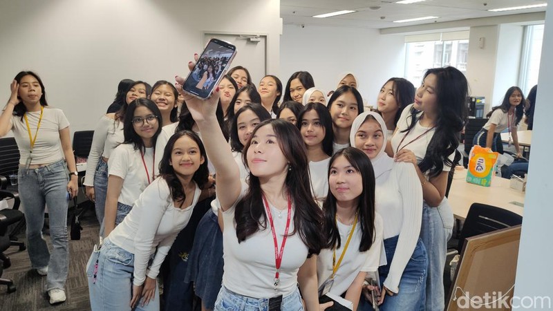 Hari ini Markas RRQ di Mid Plaza 2, Jakarta Pusat, kedatangan lebih dari 100 siswi cantik. Kira-kira apa yang mereka lakukan ya, detikers?