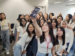 Aksi 100 Siswi Cantik di Markas RRQ