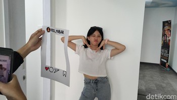 Salah satu siswi sedang membuat konten kreatif. Foto: (Panji Saputro/detikINET)