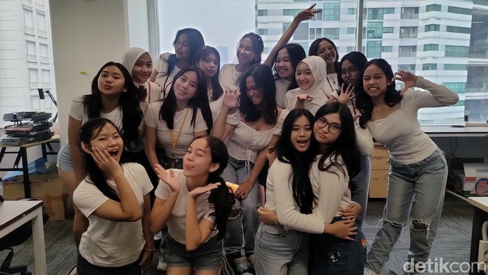 Hari ini Markas RRQ di Mid Plaza 2, Jakarta Pusat, kedatangan lebih dari 100 siswi cantik. Kira-kira apa yang mereka lakukan ya, detikers?