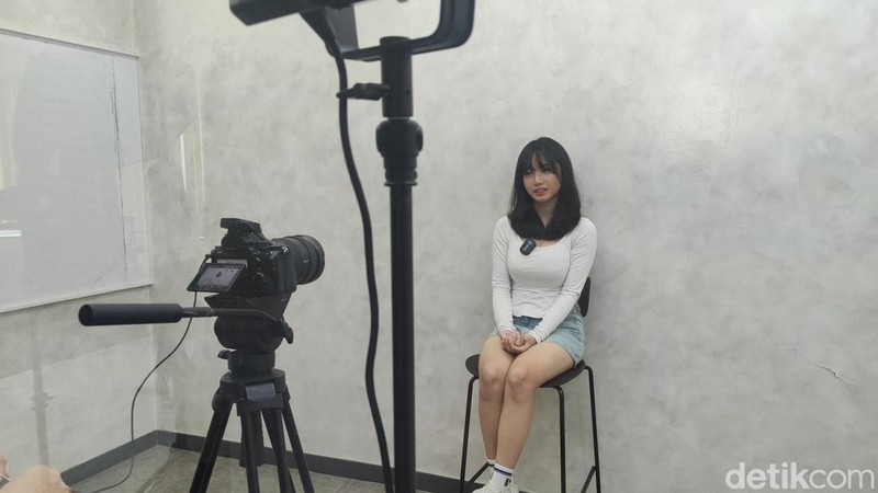 Hari ini Markas RRQ di Mid Plaza 2, Jakarta Pusat, kedatangan lebih dari 100 siswi cantik. Kira-kira apa yang mereka lakukan ya, detikers?