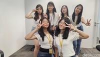 Hari ini Markas RRQ di Mid Plaza 2, Jakarta Pusat, kedatangan lebih dari 100 siswi cantik. Kira-kira apa yang mereka lakukan ya, detikers?