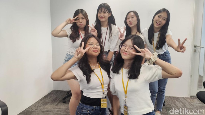 Hari ini Markas RRQ di Mid Plaza 2, Jakarta Pusat, kedatangan lebih dari 100 siswi cantik. Kira-kira apa yang mereka lakukan ya, detikers?