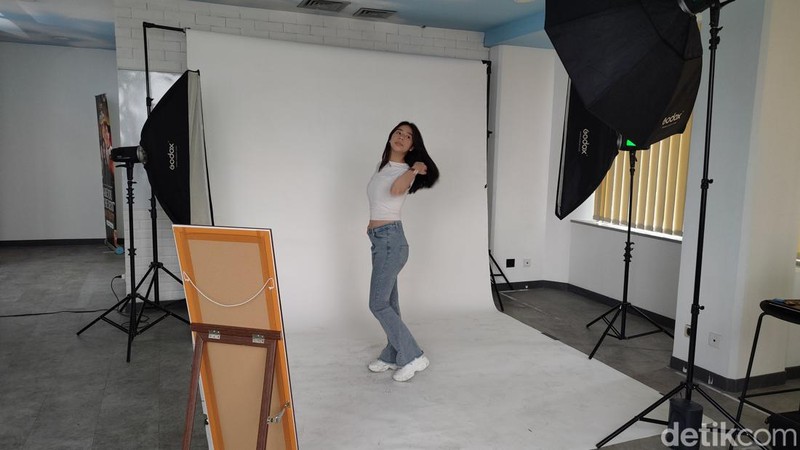 Hari ini Markas RRQ di Mid Plaza 2, Jakarta Pusat, kedatangan lebih dari 100 siswi cantik. Kira-kira apa yang mereka lakukan ya, detikers?