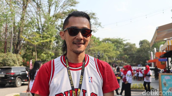 Alden Papo (30) seorang penjual bubur di Jalan Pahlawan, Kota Bandung, menciptakan lagu untuk bacapres Ganjar Pranowo.