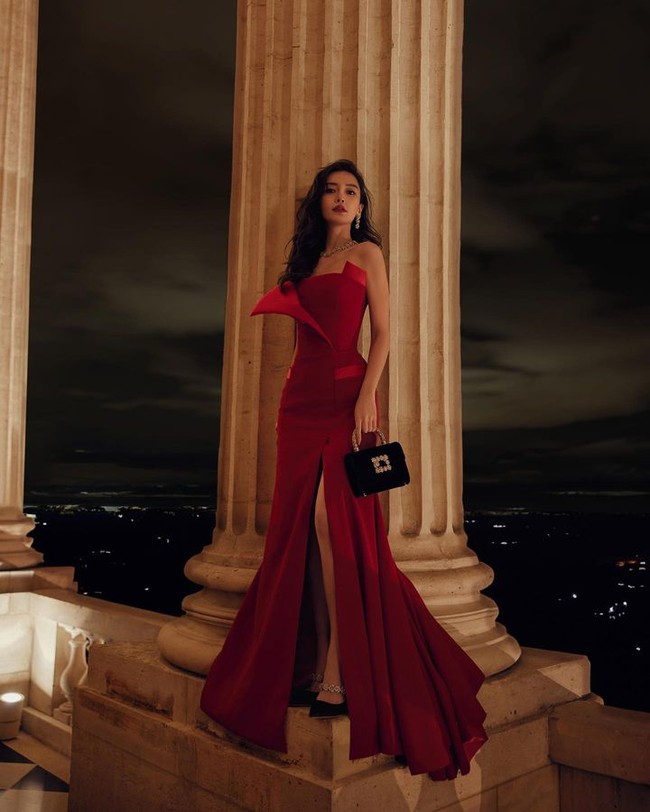 Selain Angelababy, artis China lain yang dikritik karena menonton Lisa BLACKPINK di Crazy Horse adalah Jenny Zhang. Berbeda dengan Angela, ia tidak bisa mengelak kehadirannya karena wajahnya terlihat di lokasi sedang mengambil selfie dengan fans. Karen foto tersebut, dilaporkan bahwa wajahnya dalam poster drama Good Things Come in Two sudah dihapus. Stasiun CCTV juga tengah menunda promosi drama tersebut, begitu juga dengan penayangannya. Foto: Instagram @angelababyct