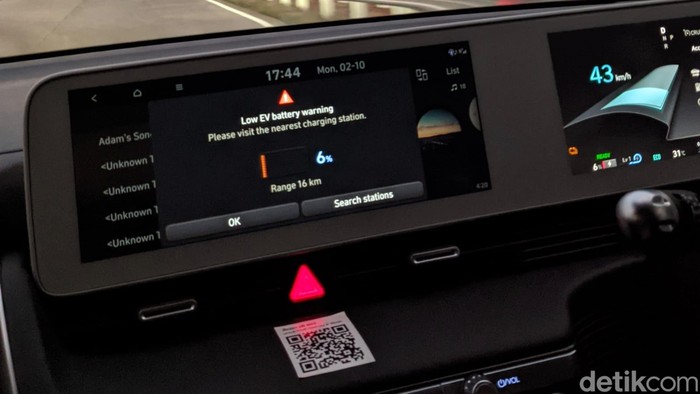 Baterai mobil listrik habis.