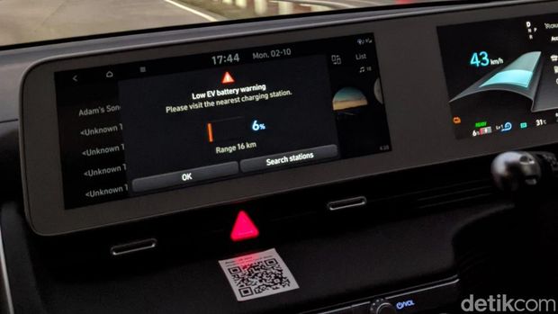 Baterai mobil listrik habis.