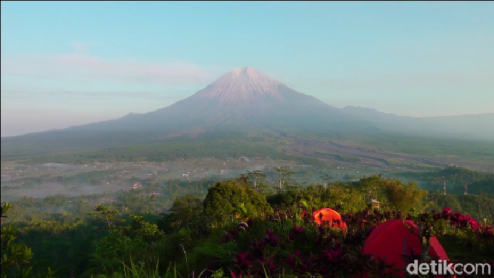 Bukit Simbar berada di Desa Oro-oro Ombo, Kecamatan Pronojiwo. Dari bukit ini, detikers bisa menyambut terbitnya matahari (sunrise) dan memandang gagahnya Semeru.