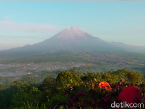 Menyambut Sunrise dan Memandang Gagahnya Semeru di Bukit Simbar
