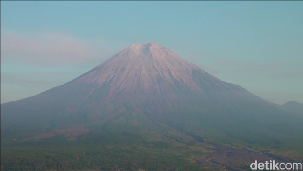 Bukit Simbar berada di Desa Oro-oro Ombo, Kecamatan Pronojiwo. Dari bukit ini, detikers bisa menyambut terbitnya matahari (sunrise) dan memandang gagahnya Semeru.