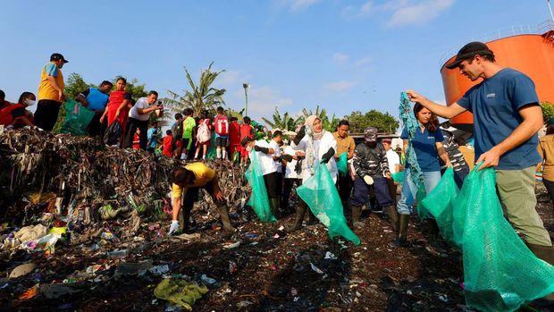 Bersih-bersih pantai di Banyuwangi digelar selama 14 hari sejak September lalu. Seperti di Pantai Tratas, Kecamatan Muncar.