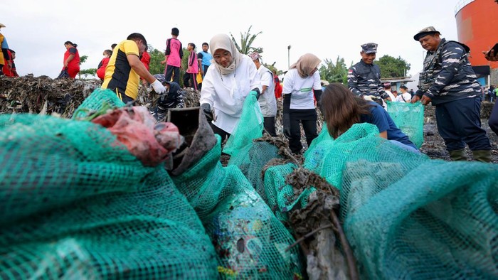 Bersih-bersih pantai di Banyuwangi digelar selama 14 hari sejak September lalu. Seperti di Pantai Tratas, Kecamatan Muncar.