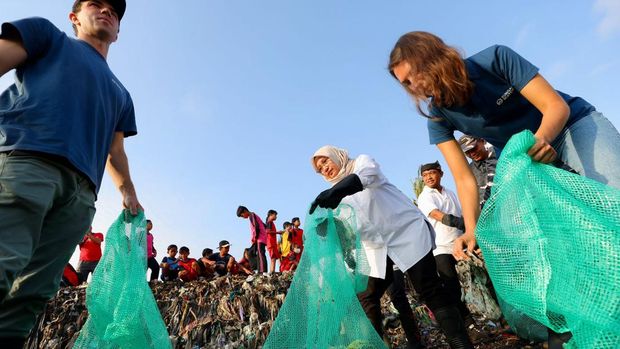 Bersih-bersih pantai di Banyuwangi digelar selama 14 hari sejak September lalu. Seperti di Pantai Tratas, Kecamatan Muncar.