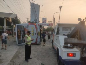 Bus Eka Terguling di Jombang, Sopir Ngaku Tabrak Penyeberang Misterius