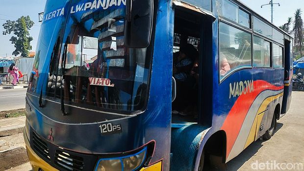 Bus Madona Menunggu Penumpang di Terminal Bus Cililin
