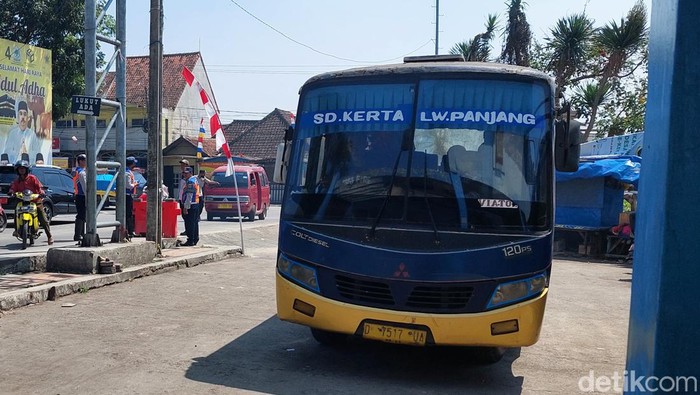 Bus Madona Menunggu Penumpang di Terminal Bus Cililin