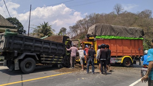Dua truk terlibat kecelakaan di Jalan Raya Yos Sudarso, Dusun Bremi, Kecamatan Lembar, Lombok Barat, Nusa Tenggara Barat (NTB), Sabtu (7/10/2023). (Foto: Humas Polres Lombok Barat)