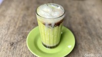 Menu alpukat kocok yang disajikan dengan susu kental manis rasa cokelat juga tak kalah jadi andalan. Lembut, kental, dan manis yang disajikan dalam gelas kaca. Foto: detikcom