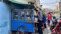 Di kawasan Kemayoran, Jakarta Utara, kamu bisa menikmati es oyen di sebuah warung gerobak kaki lima. Nama tempatnya Es Oyen Kepu yang terkenal legendaris. Foto: detikcom