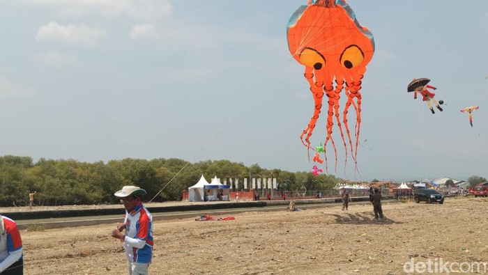 Festival layang-layang di Desa Mundu Pesisir, Kabupaten Cirebon