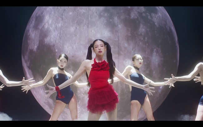 Selama ini, lagu You & Me dibawakan Jennie BLACKPINK untuk penampilan solonya di tur konser BORN PINK. Lagu itu akhirnya dirilis secara resmi setelah setahun.Foto: dok. YG Entertainment