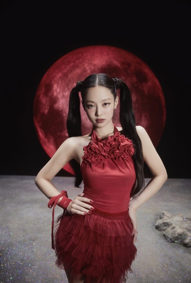 Atasan merah yang dikenanakan Jennie BLACKPINK merupakan koleksi brand Vietnam, Fancì Club, seharga $265 atau sekitar Rp 4,1 jutaan. Sedangkan sepatunya, Bulla Babies Pumps keluaran NODALETO seharga $895 atau sekitar Rp 13,9 jutaan. Foto: dok. YG Entertainment