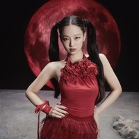 Atasan merah yang dikenanakan Jennie BLACKPINK merupakan koleksi brand Vietnam, Fancì Club, seharga $265 atau sekitar Rp 4,1 jutaan. Sedangkan sepatunya, Bulla Babies Pumps keluaran NODALETO seharga $895 atau sekitar Rp 13,9 jutaan. Foto: dok. YG Entertainment