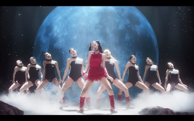 YG Entertainment juga merilis video dance performance Jennie BLACKPINK menarikan koreografi You & Me bersama para dancer. Foto: dok. YG Entertainment