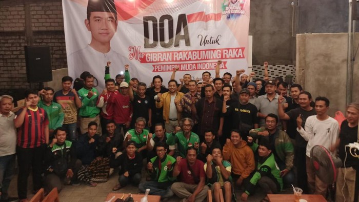 Gibran Kita Tuban menggelar syukuran dan doa bersama. Kelompok pendukung Gibran Rakabuming Raka ini mendoakan Gibran menjadi pemimpin Indonesia di masa depan.