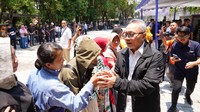 Lebih lanjut, Zulhas mengatakan kegiatan Gerakan Pangan Murah di Semarang ini adalah salah satu upaya pemerintah dalam mengatasi tingginya harga beras. Hanya saja beras dan minyak tersebut kemudian diborong untuk mentraktir warga.