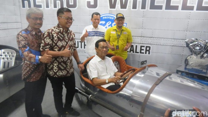 Gubernur DIY Sri Sultan Hamengku Buwono (HB) X saat mengunjungi Kustomfest 2023 di JEC, Banguntapan, Bantul, Sabtu (7/10/2023).