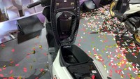 Honda BeAT edisi terbatas masih menggunakan mesin yang sama, yakni SOHC 110cc dengan teknologi PGM-FI. Pembekalan tersebut membuat kendaraan mampu menghasilkan tenaga maksimum 9,0 PS dan torsi puncak 9,3 Nm. Foto: Honda Filipina.