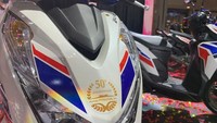 Meski demikian, pabrikan masih memertahankan desain bawaan BeAT, yakni berdimensi mungil dengan aksen mematah di hampir seluruh bagian. Lampu utamanya membentuk pola V dengan sepasang sein di bagian sudut-sudutnya. Foto: Honda Filipina.