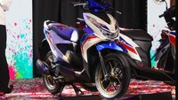 Honda BeAT 50th Anniversary mendapat ‘jubah’ khusus tri-color. Selain itu, pabrikan juga menambahkan tulisan 50th di bagian sayap atau fairing-nya. Foto: Honda Filipina.